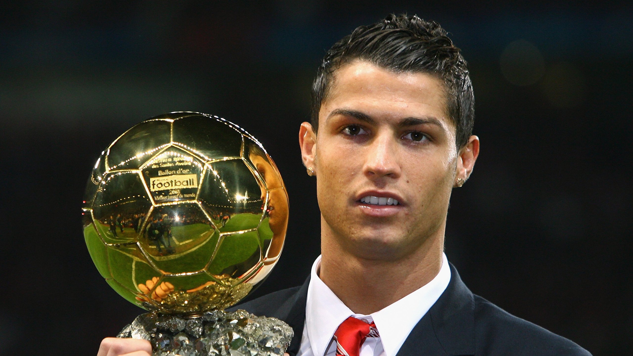 国内职业足球联赛赛程密集，球队备战准备充足，职业足球赛事